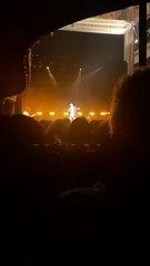 Whinderson faz plateia cantar música infantil para acalmar bebê em show