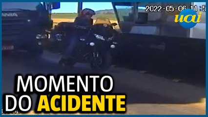 Download Video: Idoso em moto é atropelado por caminhão em pedágio na BR-381