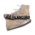 Balenciaga provoca revuelo con nuevo diseño de tenis desgastados