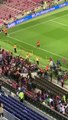 Aubameyang se hace un vídeo con los seguidores del Barça tras su doblete al Celta