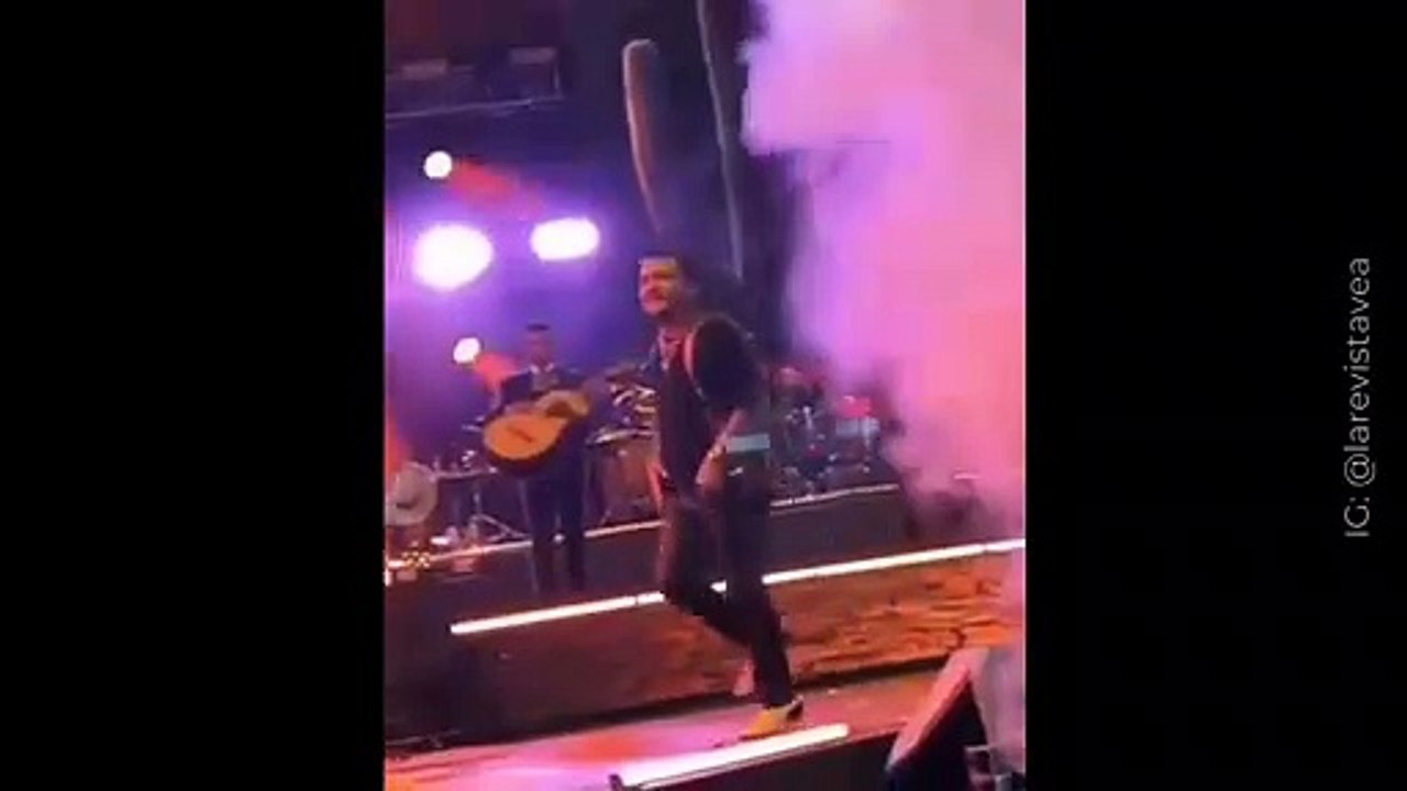 Christian Nodal sufre fuerte caída en el escenario