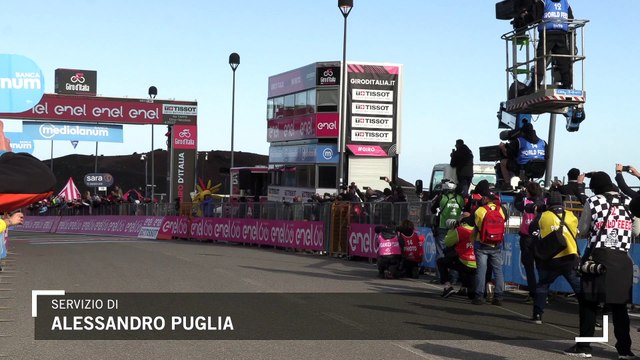 Seduti tra lapilli e crateri per il Giro d'Italia: Che emozione sull'Etna