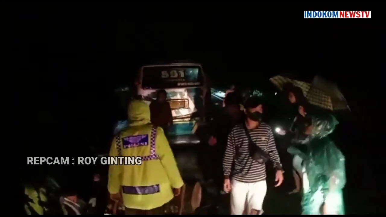 Jalan Jamin Ginting Macet,Pohon Tumbang Timpa Truk