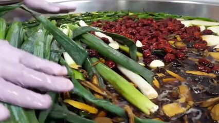 Memasak kepiting , kerang dan udang saus hitam pedas