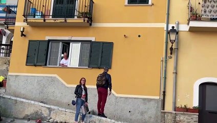 Jovanotti a Chianalea, alba coi fan