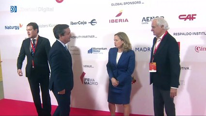 El numerito de Calviño en un acto en Madrid para no posar sólo con hombres