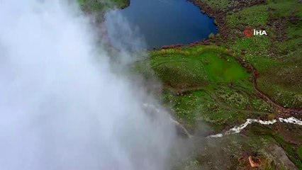 Sisli dağların yeşille bütünleşen manzarası mest ediyor