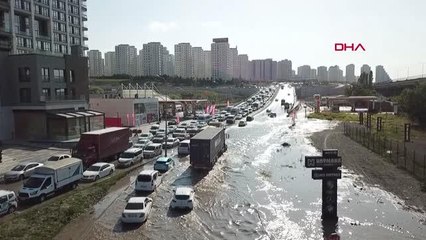 下载视频: İSTANBUL ? BAŞAKŞEHİR'DE SU BORUSU PATLADI; SU METRELERCE YÜKSEĞE FIŞKIRDI YOLLAR GÖLE DÖNDÜ