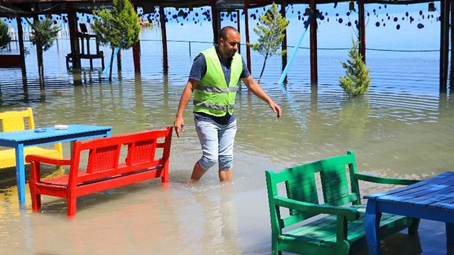 Barajın seviyesi yükseldi, kafeler sular altında kaldı
