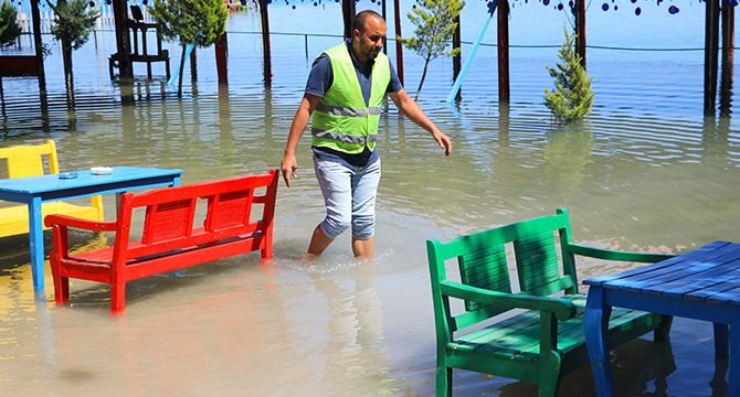 Barajın seviyesi yükseldi, kafeler sular altında kaldı