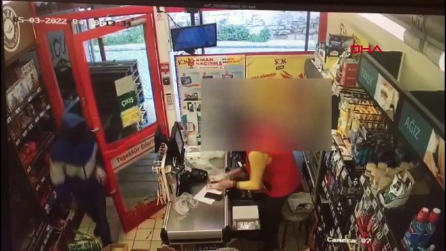 Marketteki bıçaklı soygun kamerada