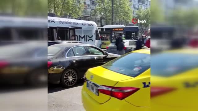 Haseki tramvay durağında İETT otobüsü ile tramvay çarpıştı