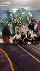 Quang Hải cầm giày hộ Chu Thanh Huyền