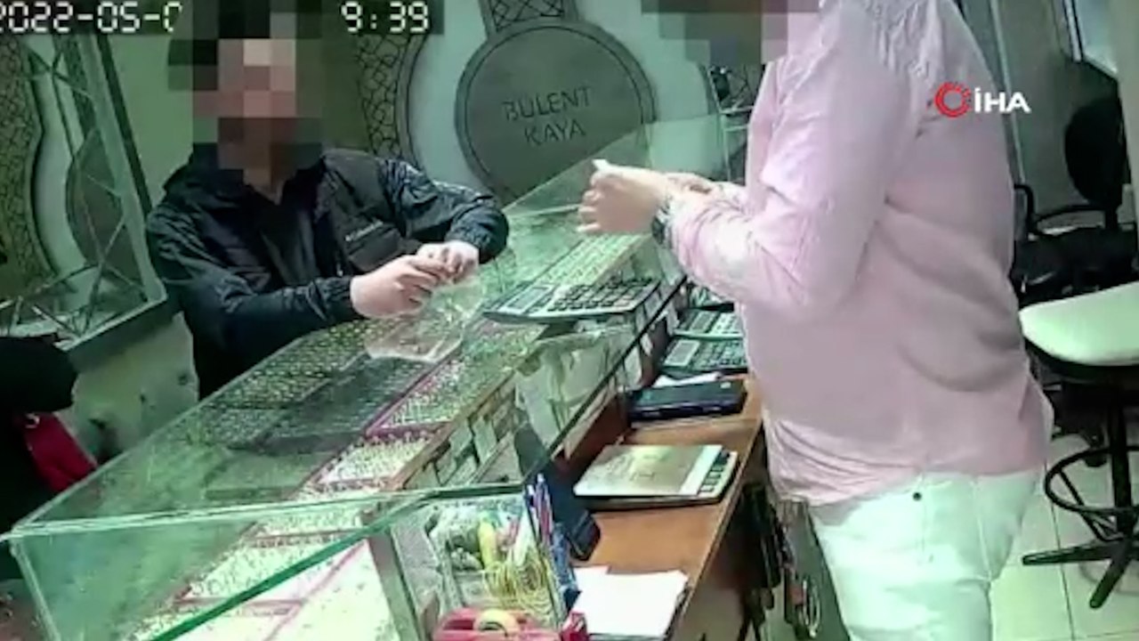 Sahte dolarları kuyumcularda bozdurmaya çalışırken suçüstü yakalandılar