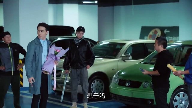 Un mec doux a été blessé à cause de la patronne, la patronne a pleuré et a tenu son homme fermement