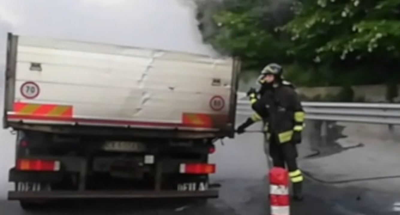 Genova - Camion in fiamme su A12 vicino Bolzaneto (11.05.22)