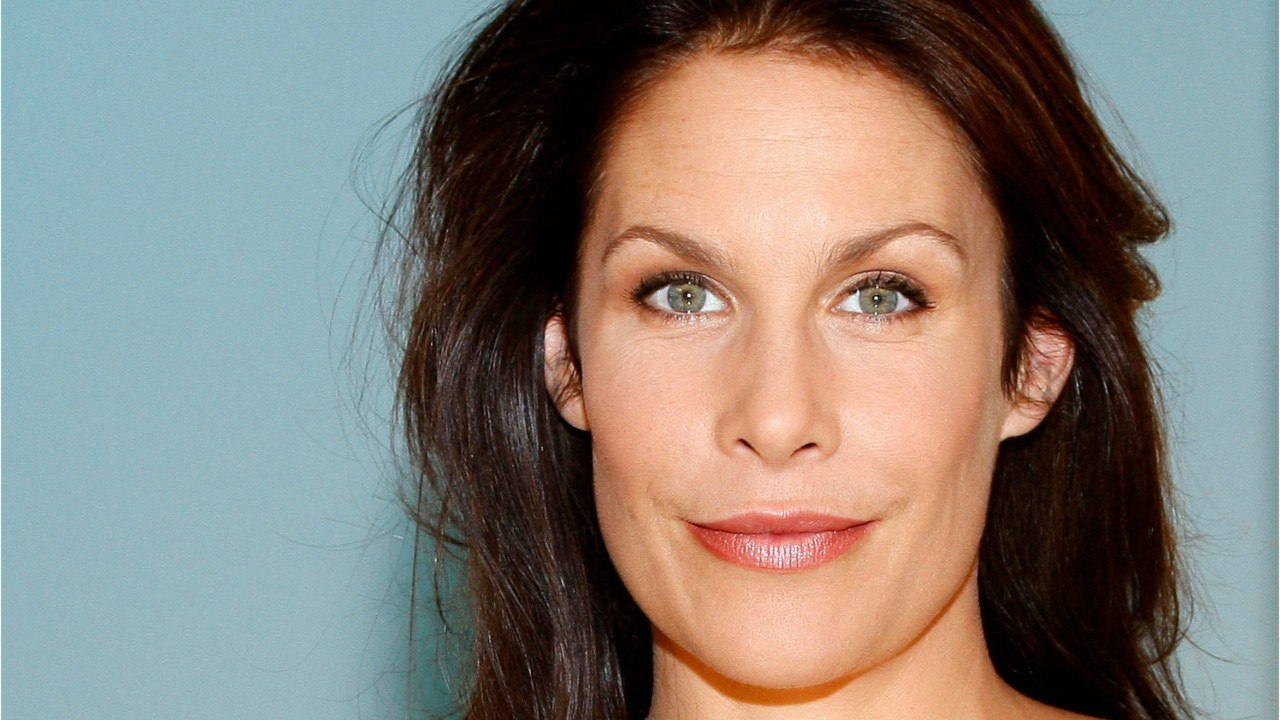 VOICI : « Ça m'a fait beaucoup de mal " : Astrid Veillon regrette sa réputation de femme fatale et évoque la jalousie des femmes