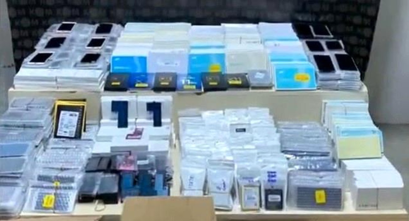 Son dakika haberi! İzmir polisinden gümrük kaçağı cep telefonu ve aksesuarı operasyonu