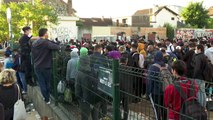 Environ 500 migrants évacués d'un campement près de Paris