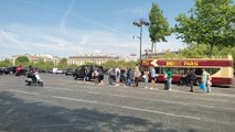 «Une voiture est passée très près» : des touristes au milieu des Champs-Elysées pour une photo