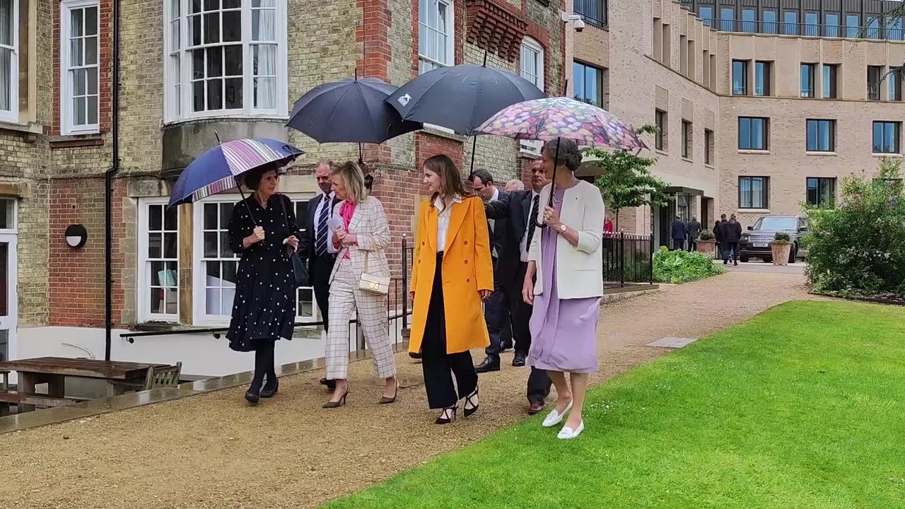 La princesse Astrid et la princesse Elisabeth arrivent au Saint Hilda Collège à Oxford