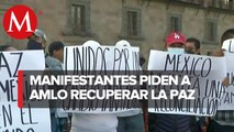 Grupos pacifistas se manifiestan frente al Palacio Nacional de la CdMx