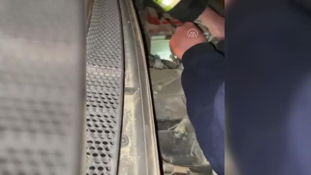 Otomobilin motor bölümüne giren tavşan itfaiye ekibince kurtarıldı