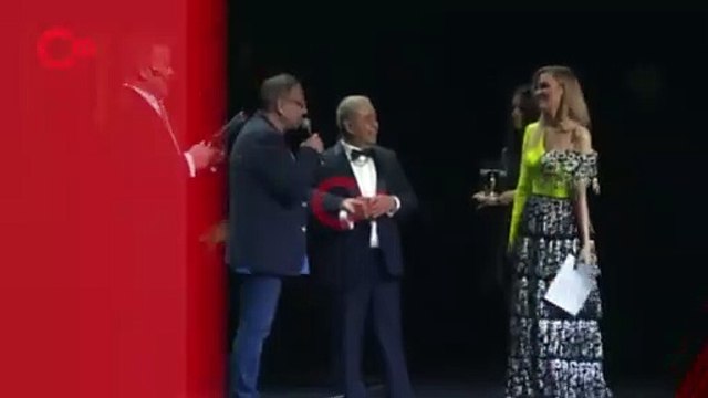 Mehmet Ali Erbil'den Melike Öcalan'a sahnede sözlü taciz