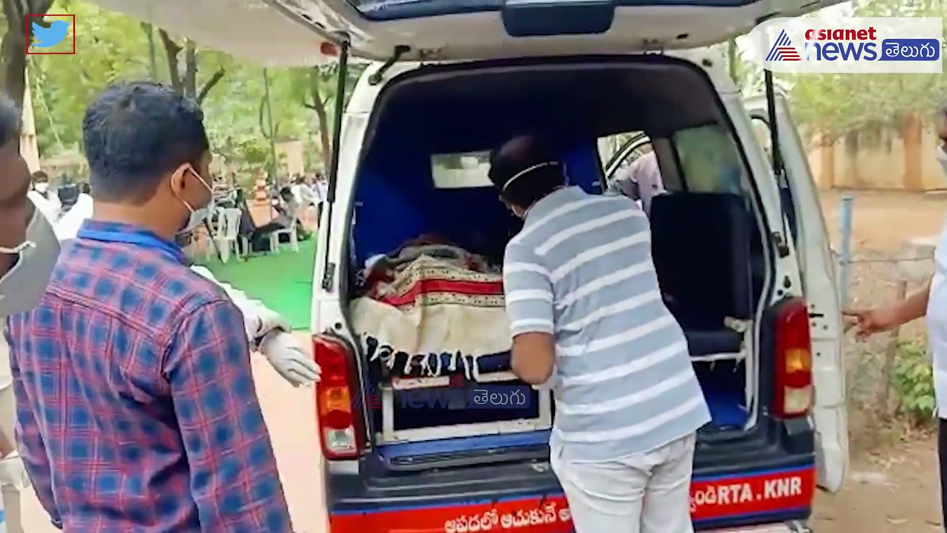 Karimnagar MLC Election 2021: అంబులెన్స్  లో వచ్చి... స్ట్రెచర్ పడుకునే ఓటేసిన ఎంపిటిసి