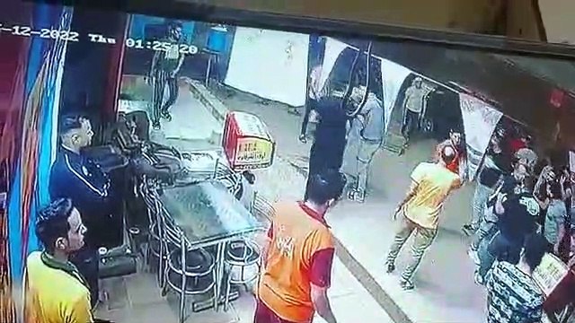 لحظة الاعتداء على صاحب محل ألبان في المطرية بالأسلحة البيضاء