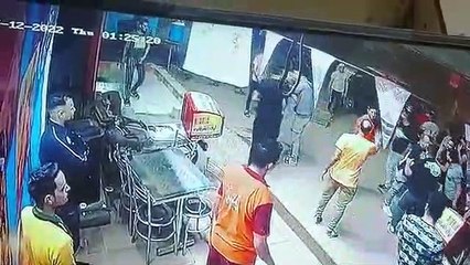 لحظة الاعتداء على صاحب محل ألبان في المطرية بالأسلحة البيضاء