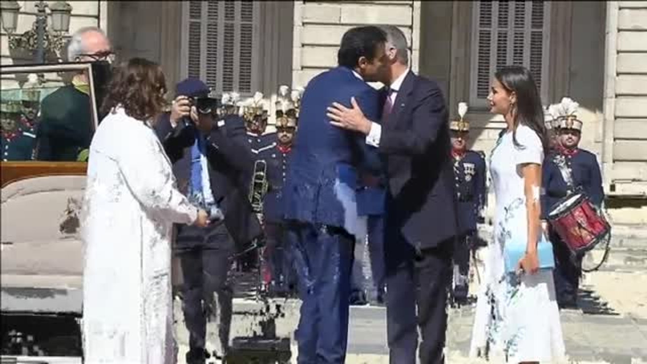 Los reyes reciben con honores militares al emir de Catar y a su mujer