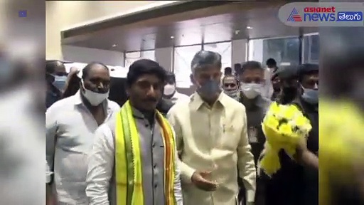 అభిమాని కోరిక తీర్చిన టిడిపి చీఫ్ చంద్రబాబు నాయుడు... పార్టీ ఆఫీస్ వద్ద ఆసక్తికర సన్నివేశం