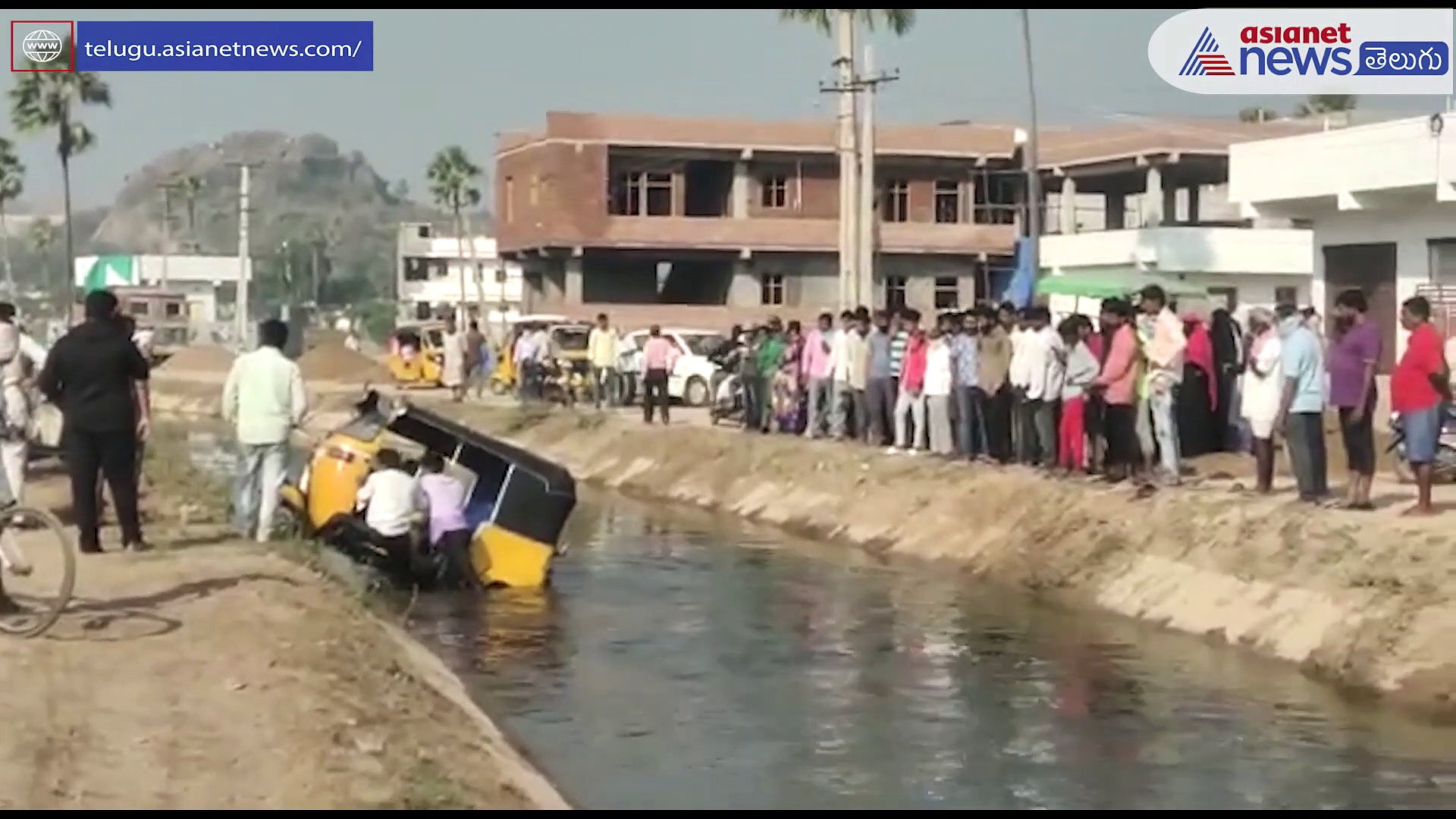 కరీంనగర్ లో ఘోరం... ఎస్పారెస్పీ కాలువలోకి దూసుకెళ్లిన స్కూల్ పిల్లల ఆటో