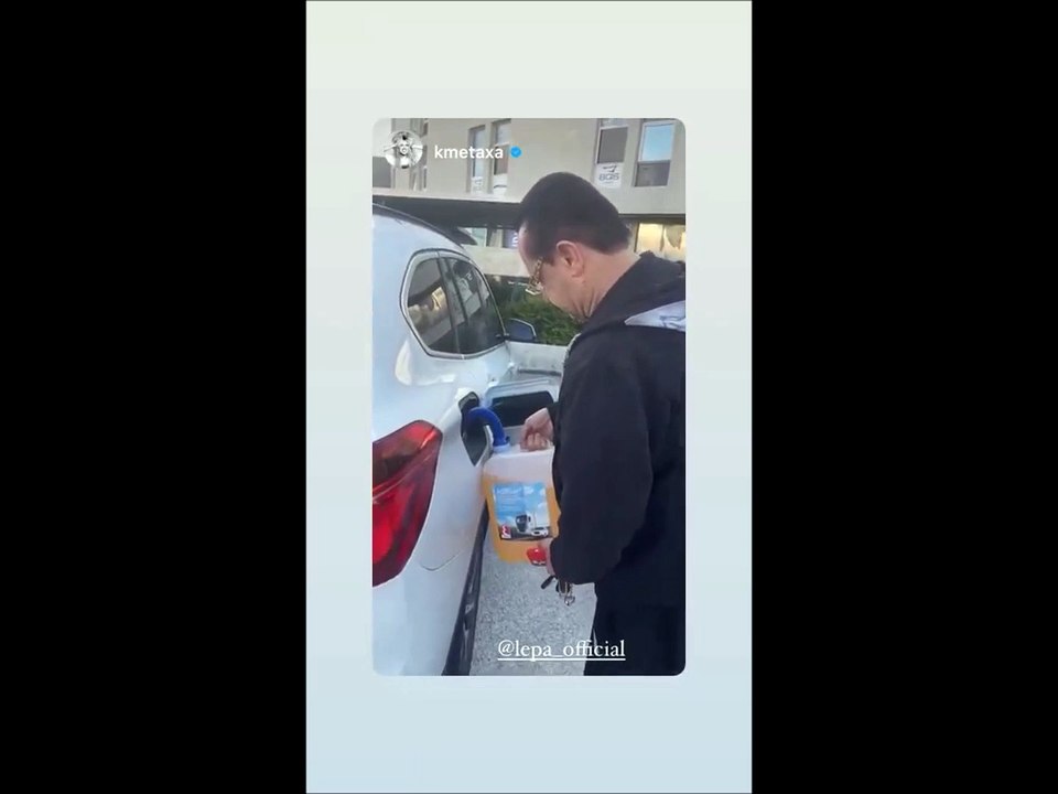 Μεταξά: «Έμεινε» από βενζίνη και κάλεσε για «ενισχύσεις» τον Λευτέρη Πανταζή- Το απολαυστικό βίντεο!
