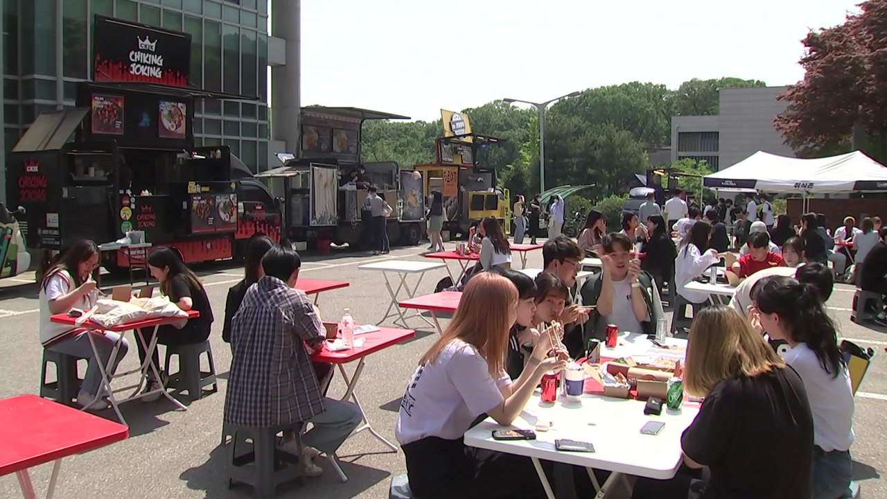 "3년 만이네"...돌아온 대면 축제에 대학가 '활기' / YTN