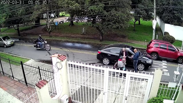 Deux voyous essaient de voler un homme en fauteuil roulant (Bogotá)