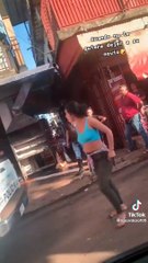 Elle cherche les policiers, elle va les trouver