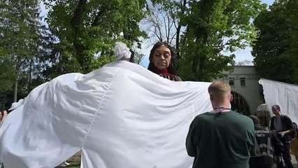 Mülteci çocukların simgesi kukla Küçük Amal, Ukrayna'da