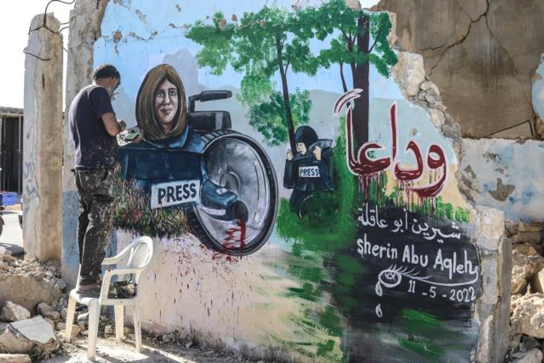 İdlibli grafiti sanatçısı, İsrail'in öldürdüğü Filistinli gazeteciyi resmetti