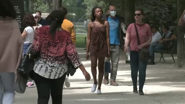 Miles de turistas vuelven a llenar las calles de París