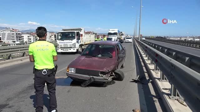 Kontrolden çıkan otomobil bariyerlere çarptı, akan yağ ekipleri harekete geçirdi