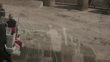 El Papa evidencia sus problemas para caminar en una nueva audiencia en el Vaticano