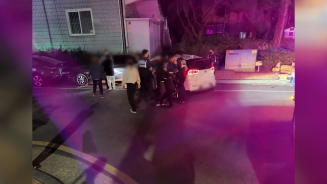 한밤중 차 훔쳐 달아난 중학생들...추돌사고 내고 멈춰 / YTN