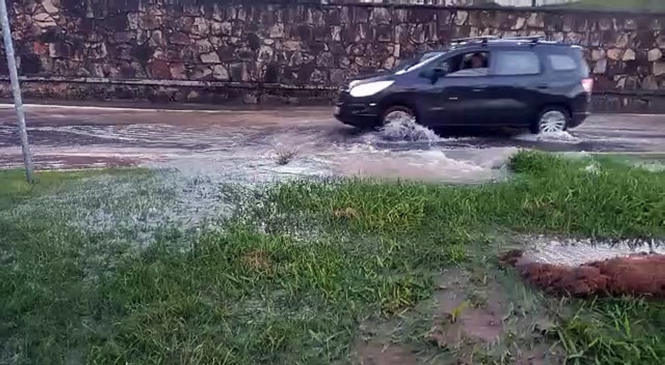 Adutora se rompe e alaga rua Delminda Silveira em Florianópolis