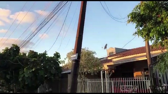 Poste com risco de cair sobre residências preocupa moradores do Jardim Alvorada