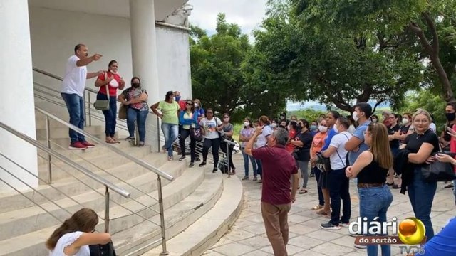 Protesto por salários atrasados gera discussão acalorada na Secretaria de Saúde de Cajazeiras