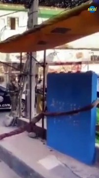 Policiais derrubam memorial da chacina do Jacarezinho no RJ