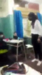 Golpeó a su acosador en medio de una clase