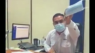 Cliente se enfrenta con gerente de banco por uso de mascarilla